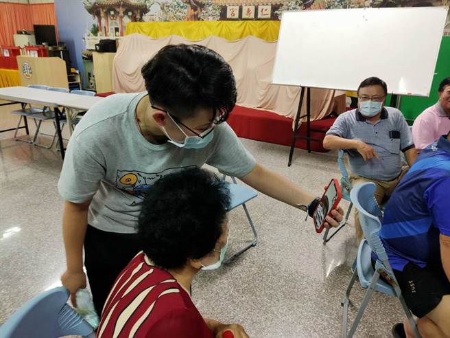 台湾桌球好手郑怡静赢得东奥桌球混双铜牌后，马上隔海向阿嬷视讯报喜。（洪荣志摄）