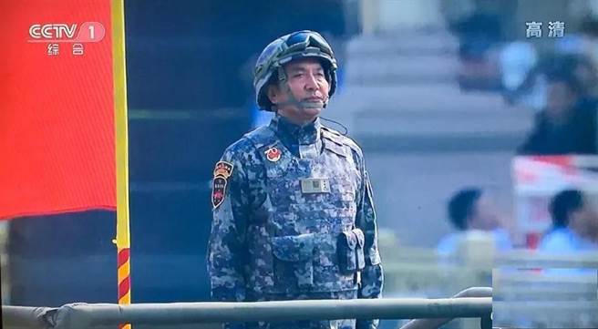 曾在中共建国70年大阅兵中带队受检阅的南京军区政委朱生岭（图）在河南郑州救灾现场的视频中出现参与前线救灾工作，经查证属实后于网上引发热议。（图／微博)