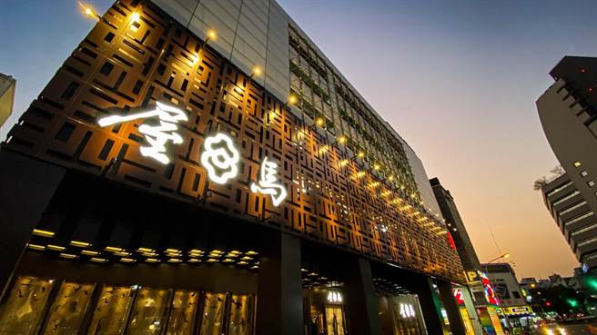 台中名店「屋马烧肉」原本从明(27)日起开放内用，不料官方脸书今(26)日晚间突然宣布禁止内用直到8月2日，让不少已订位的消费者傻眼。(图/截自屋马烧肉脸书)