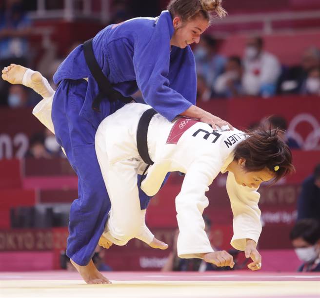 台灣旅日柔道好手連珍羚（白衣）。（季志翔攝）