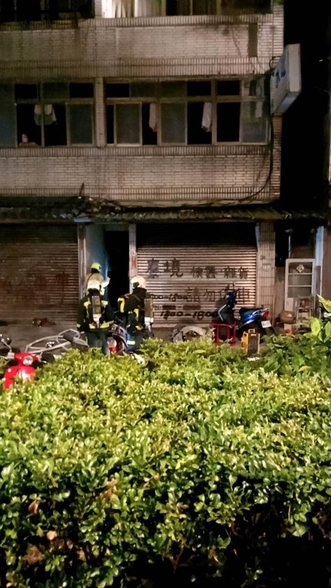 北市民乐街火警，起火点初判在1楼，有3名民眾送医检查。（图／李文正翻摄）