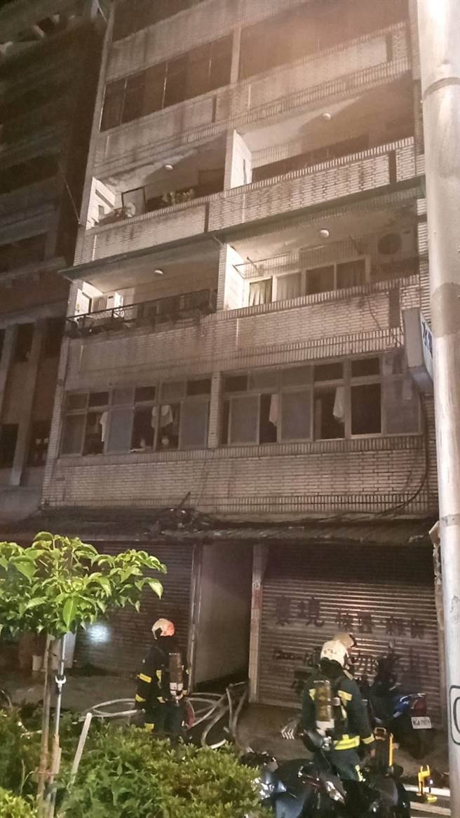 北市民乐街火警，起火点初判在1楼，有3名民眾送医检查。（图／李文正翻摄）