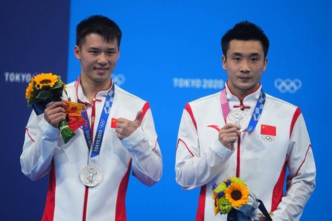 大陸跳水選手陳艾森（左）、曹緣（右）。（新華社）