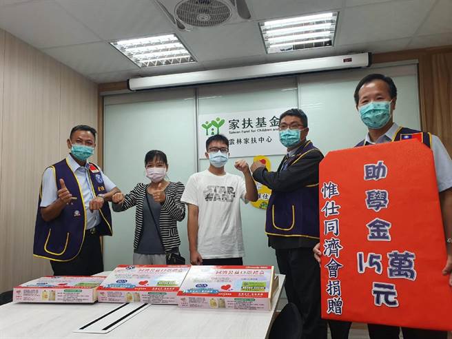 惟仕同濟會助學送暖，捐雲林家扶15萬元助學金。（雲林家扶提供／張朝欣雲林傳真）
