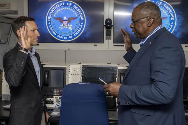 美国国防部长奥斯汀（右）25日乘军机飞往新加坡途中，在太平洋9100公尺的高空处，宣誓任命拉特纳（左）为国防部印太安全事务助理部长。（图／美国防部网站）