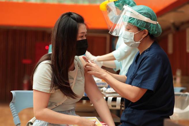 基隆市政府今天起为全市补教人员施打疫苗。（基隆市政府提供／陈彩玲基隆传真）