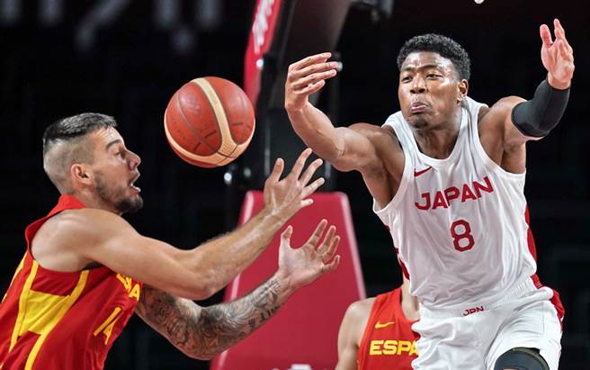 日本前锋八村垒(右)跟西班牙中锋赫南戈梅兹争抢篮板球。(美联社)