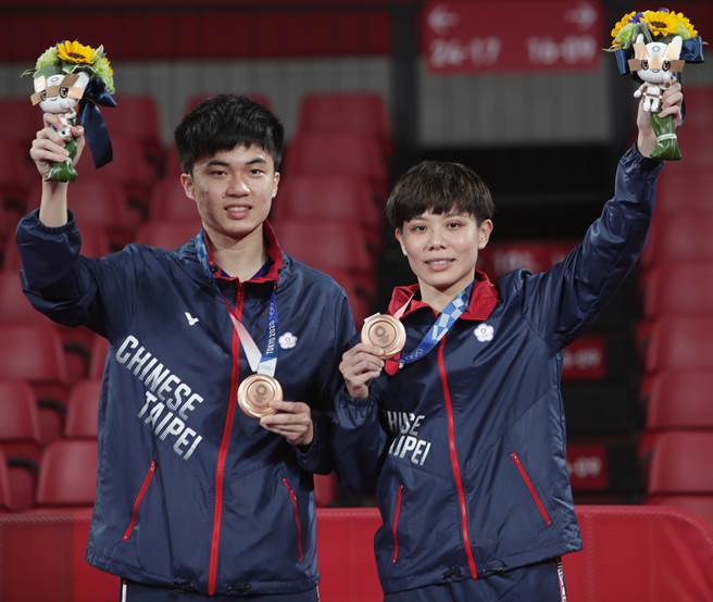 林昀儒（左）、鄭怡靜（右）贏得東京奧運桌球混雙銅牌。（季志翔攝）