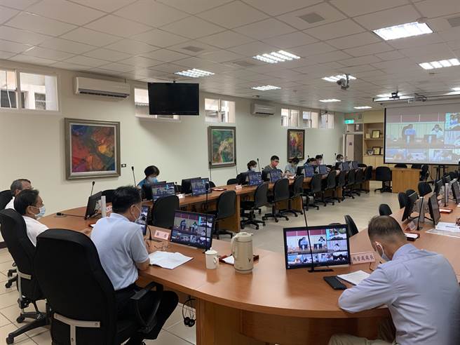 連江縣長劉增應今（26日）表示，明起依中央原則，交通、室內外場館、觀光景點有條件放寬，公務人員取消赴台差假，防疫不能鬆懈，鄉親仍須保持高度警戒。（縣府提供）