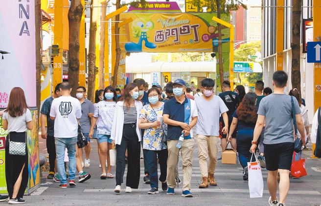 疫后拚内需，明年度中央政府总预算公共建设确定有成长，国发会除已为明年编列1300余亿元预算外，并向行政院请求增加百余亿元预算，衝刺内需。图为中央宣布27日降为二级警戒，25日是降级前最后周日，台北市西门町街头出现不少逛街民眾。（陈君玮摄）