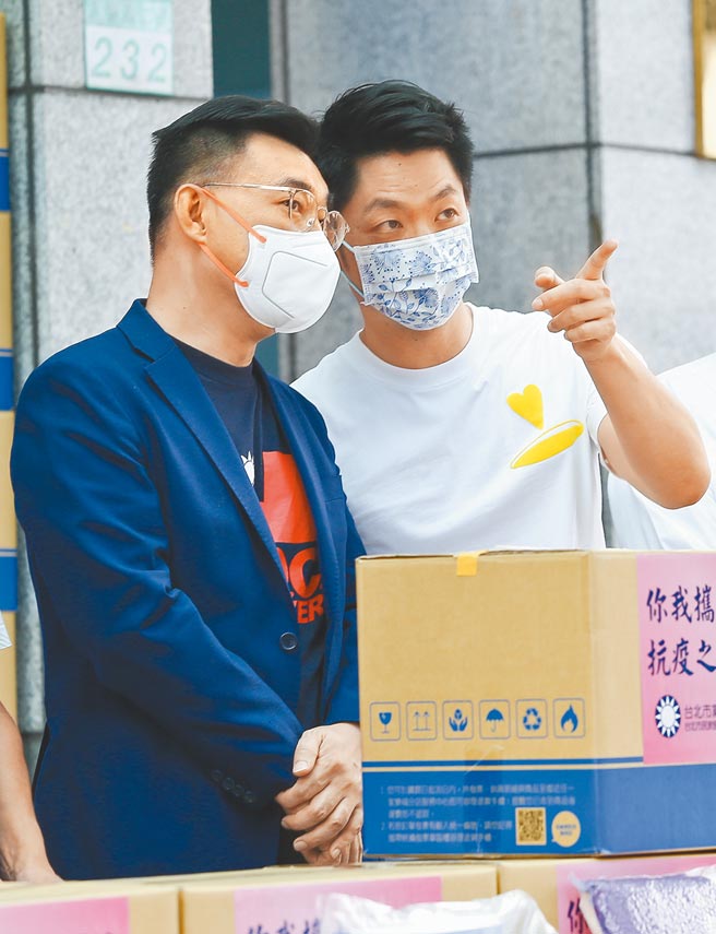 國民黨主席江啟臣（左）與立法委員蔣萬安（右）19日出席「你我攜手齊關懷、抗疫之路不孤單」福箱捐贈活動，兩人在記者會上交換意見。（本報資料照片）