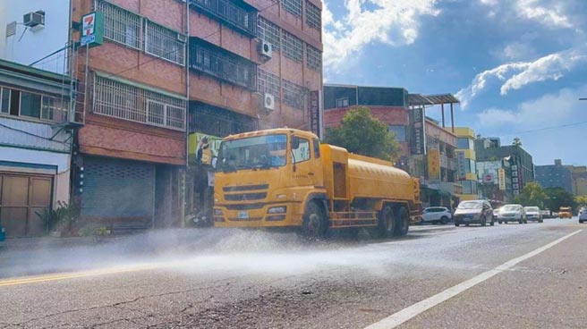 台东县太麻里乡出现台湾史上最高温40.6度，台东县环保局派车在市区路面洒水。（台东县政府提供／蔡旻妤台东传真）