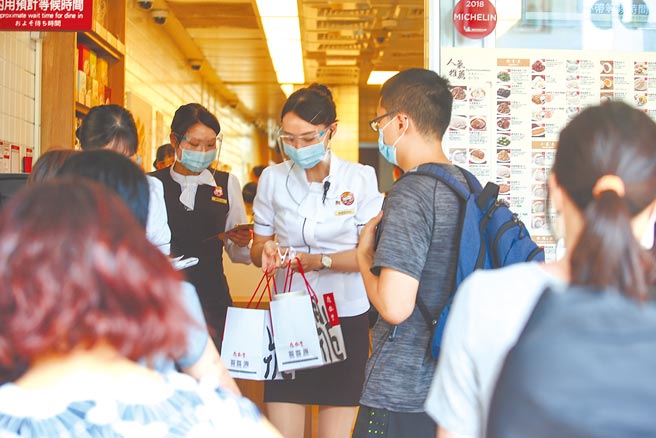 全台三級警戒長達2個多月，降為二級後餐飲能否內用，各縣市執行分歧；不過，內需消費不振已是事實，據主計總處最新統計顯示，6月周工時不到35小時者，人數快達百萬，人力銀行表示，今年應屆畢業生找工作，面臨史無前例挑戰，很難躲過這波失業潮。此為示意圖。（鄧博仁攝）