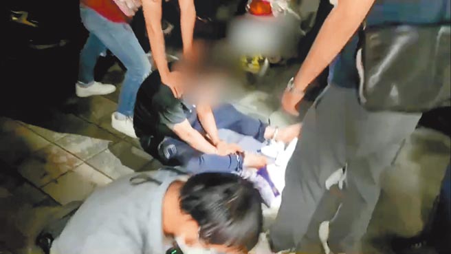 新北刑大干员击破车窗，将隋嫌拖下车压制逮捕。（新北市刑警大队提供／王扬杰新北传真）