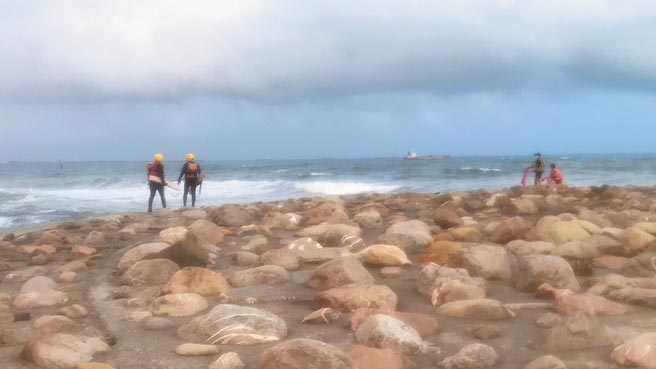 高雄市旗津区贝壳博物馆前海域25日传出一对父子落水后失踪的意外，消防局出动大批人车赶往抢救，但截至25日晚间仍尚未发现父子2人的踪迹。（翻摄画面／洪浩轩高雄传真）