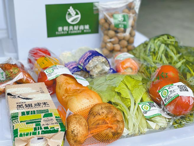台中市农业局于疫情期间推出「蔬菜箱」，装箱宅配在地农、渔、畜产品，颇受欢迎。（台中市政府提供／张妍溱台中传真）