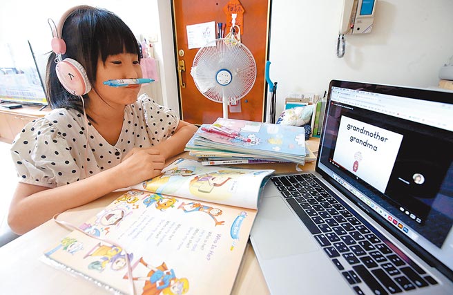 暑假过后，台北市学校将採「线上线下混合班」模式，藉此衝刺数位教学实力。（本报资料照片）