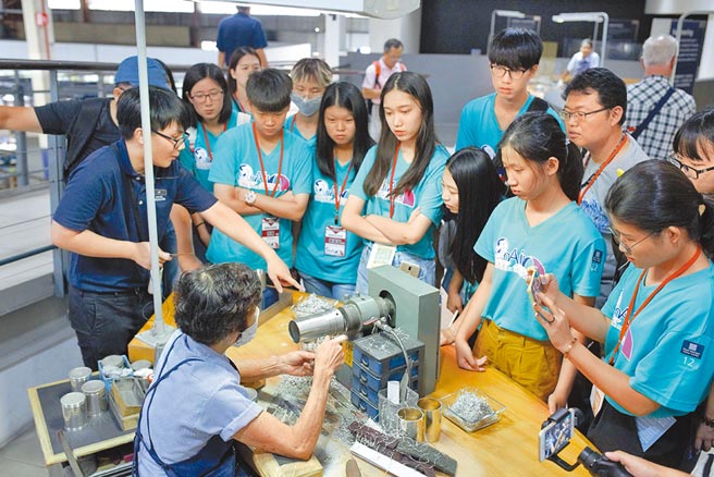 新北市新住民昂扬培力计画今年线上举办，邀请东南亚企业老板、产官学代表，教导55位高中职学生国际政策、职场方向，盼培育顶尖国际人才。（新北市教育局提供／蔡雯如新北传真）