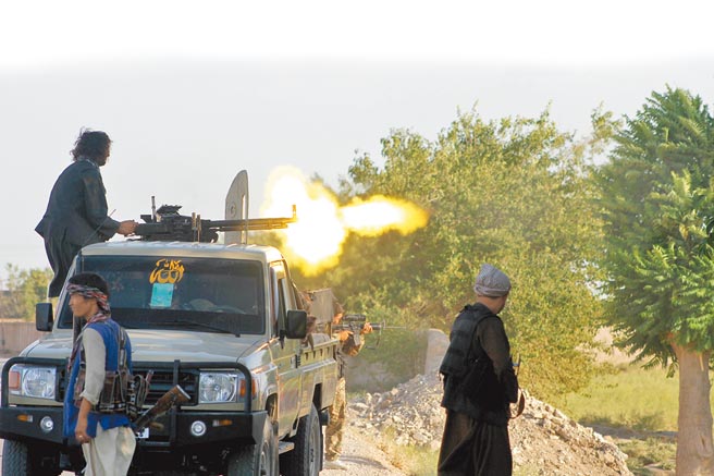 为对抗反政府武装「塔里班」在全国各地攻城掠地，阿富汗政府决定强化各大城市的防守，并实施宵禁。图为政府安全部队人员日前在朱兹詹省希比尔甘市与塔里班武装分子交火。（新华社）