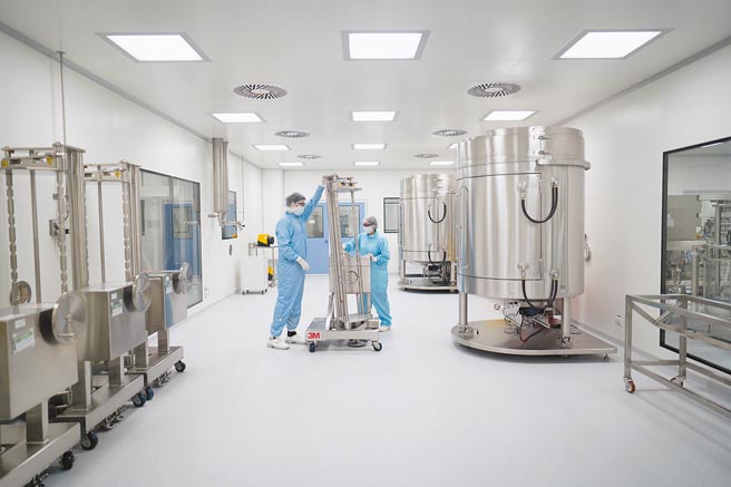 洛杉矶西达赛奈（Cedars-Sinai）医疗中心医师佛里德曼（Oren Friedman）表示，因为确诊住院病人增加10倍，但几乎每个住院病患都没有接种疫苗。图为2020年8月14日，在阿根廷布宜诺斯艾利斯省加林市的新冠疫苗研究实验室内，科研人员为生产由英国牛津大学和阿斯利康制药公司合作研发的新冠疫苗做准备。（新华社）