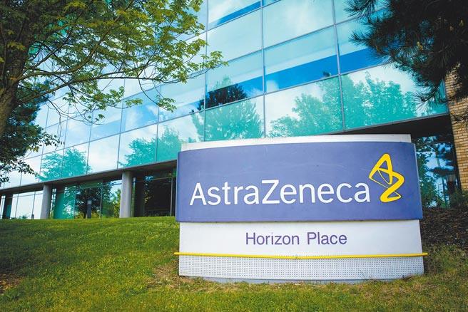 英国、瑞典合资的药厂阿斯特捷利康，其委托泰国代工生产AZ新冠疫苗的产能一直受到质疑，其泰国子公司24日证实，正在全球20个以上的供应链搜罗额外疫苗，供应给东南亚，其中也包括泰国。（新华社）