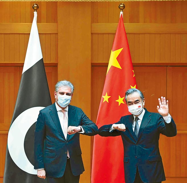 大陆外交部长王毅（右）24日与巴基斯坦外长库雷希举行对话，双方将推动阿富汗各邻国开展协调合作，探讨构建邻国涉阿合作平台。（新华社）