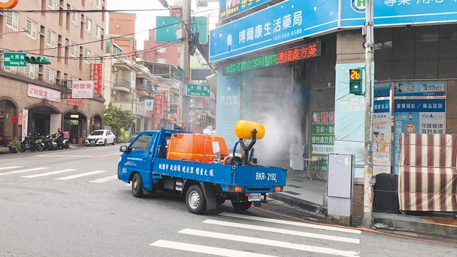 桃園市25日「嘉玲」，不過累積確診人數從901人變為900人，因有1案號由陽轉陰，中央決定取消該案號。圖為防疫人員消毒。（桃園市環保局提供／賴佑維桃園傳真）