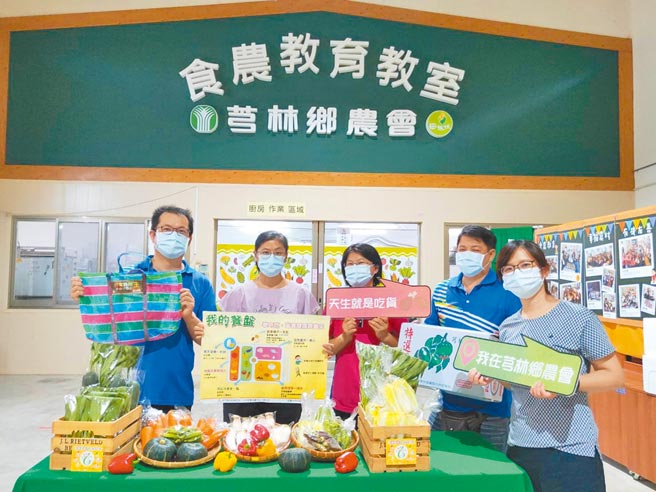 新竹县卫生局社区营养推广中心日前与芎林乡农会合作，在蔬菜箱内放入营养照护小卡，让民眾也能学习营养知识。（庄旻静摄）