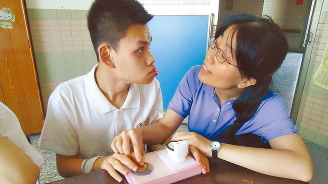 罗静自制有声触觉辅具，指导盲生透过敏锐触觉学习沟通。（惠明盲校提供／王文吉台中传真）