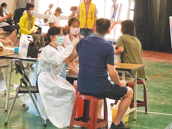 市议员周永鸿等25日为2万多名补教业请命，要求市府应补助筛检并儘速安排疫苗施打。（陈世宗摄）