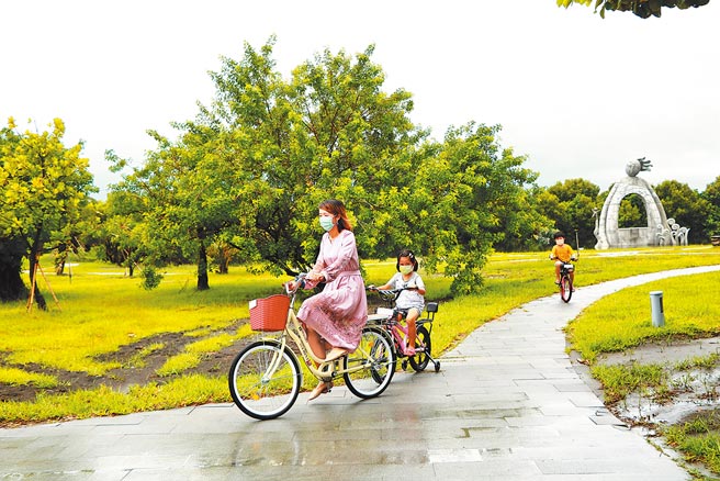 业者进驻东港鹏村溼地打造成亲子游憩兼环教空间，并提供大鹏湾内久违的单车出租服务，吸引不少游客目光。（谢佳潾摄）