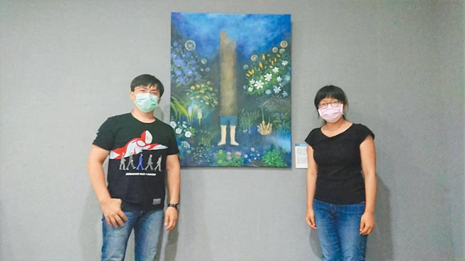 中医师吕宗（左）与图文创作者许佩桦（右）跨域共同创作，吕坦言国小后都未拿起画笔。（蔡旻妤摄）