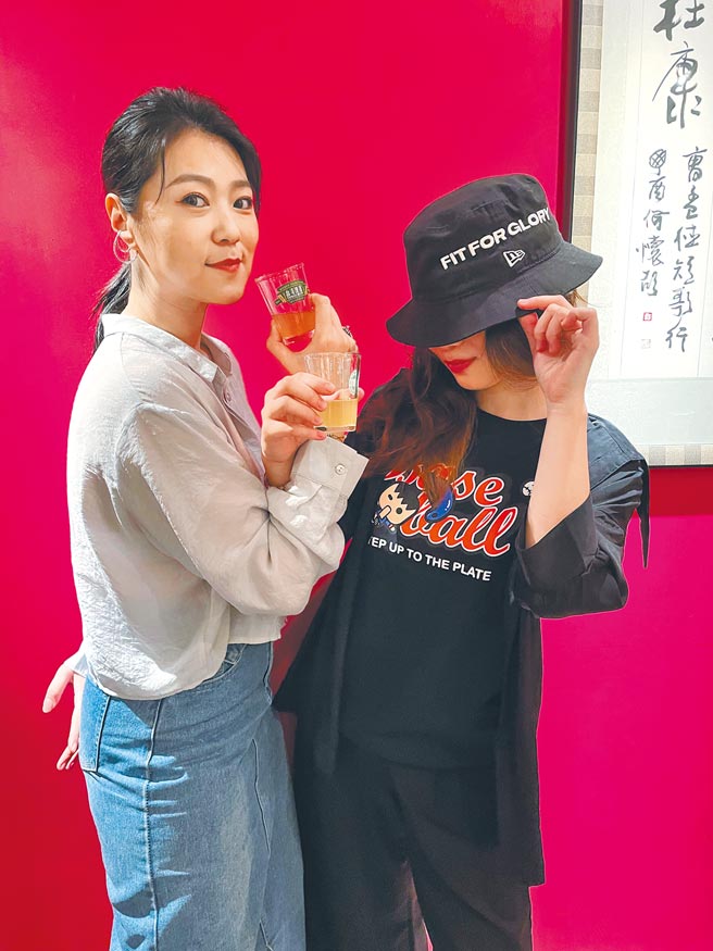 曹雅雯（左）与?te坏特喝交杯酒为金曲入围庆功。（好朋友工作室提供）
