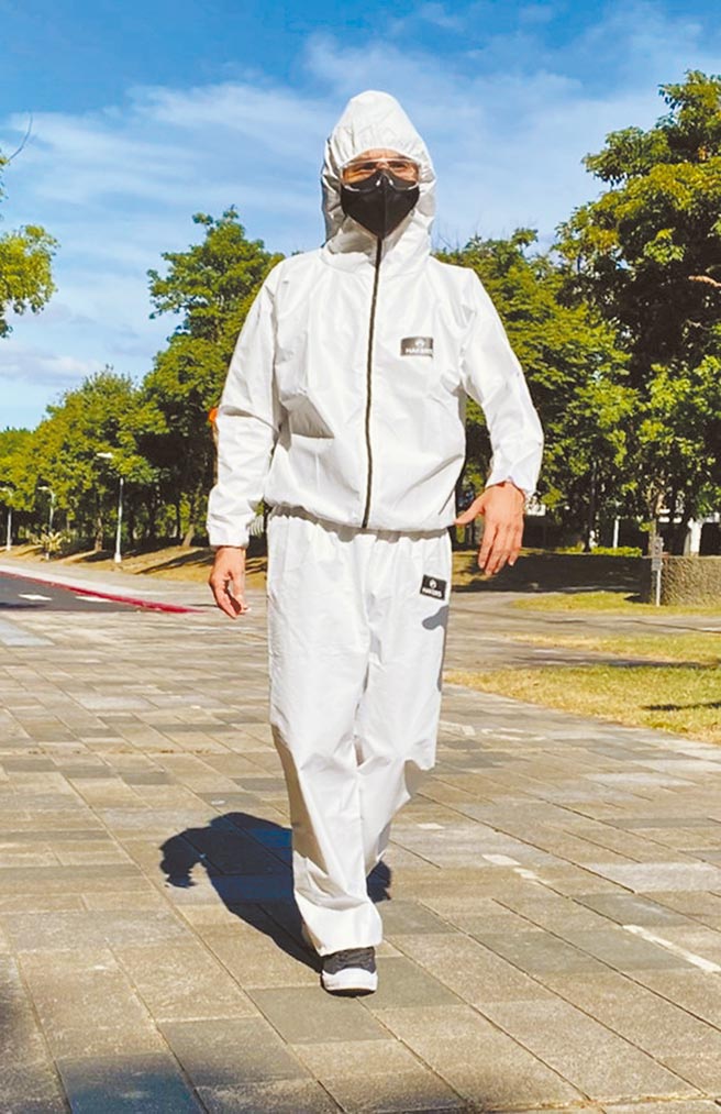 王少伟防疫第一，大热天穿防护衣走路去录影。（建印娱乐提供）