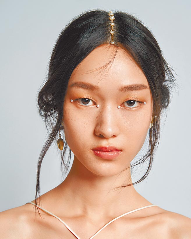 迪奥2022度假系列后台妆容解析。（迪奥提供）