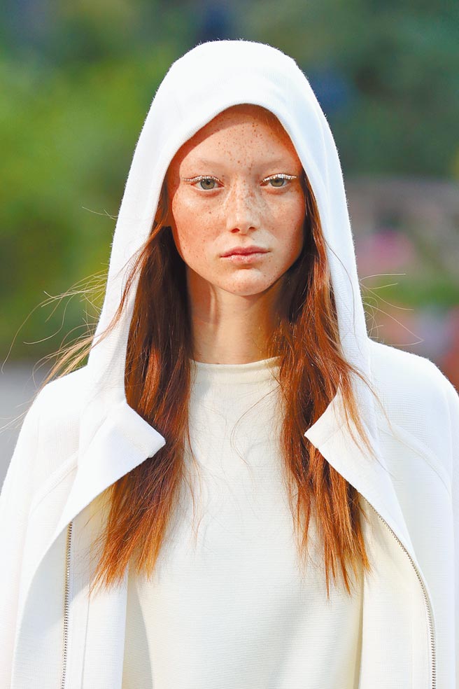 Max Mara早春系列发表会，以白色亮片打造眼神轮廓。（CFP）