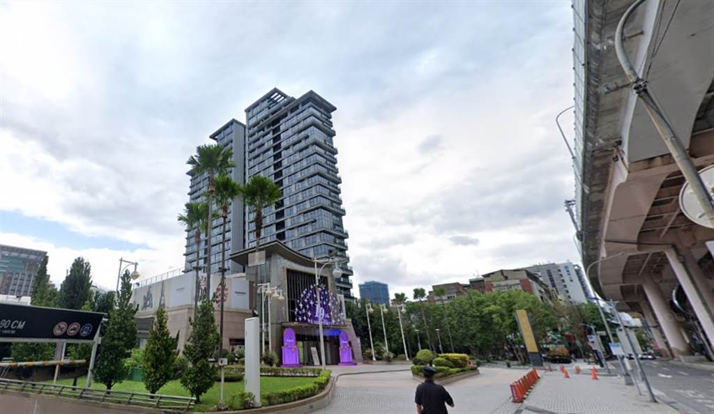 「潤泰敦峰」揭露一筆16樓戶，為今年該社區交易單總價新高。(圖/翻攝自Google街景)