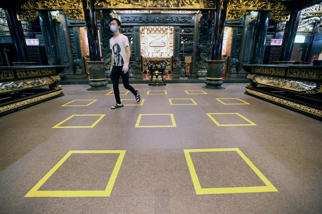 新北市中和烘爐地土地公廟27日零時起重新開放正殿供民眾參拜，廟方在地上貼顯目方框，提醒民眾遵守社交距離。（黃世麒攝）
