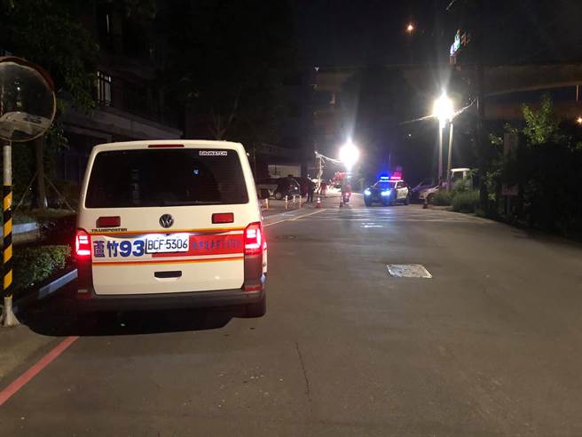 男方因与女友吵架竟跳桥，警消以「人链」方式进行，不过搜索约1个多小时仍一无所获，后来才得知对方早已自行回家。（翻摄自脸书社团「芦竹南崁资讯大小事分享团」）