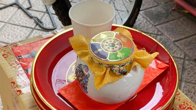 一名女网友透露，看到邻居在骑楼进行神秘祭拜仪式，令她十分担忧，不过命理专家表示，此仪式是用来招财用。（图／翻摄自灵异公社）