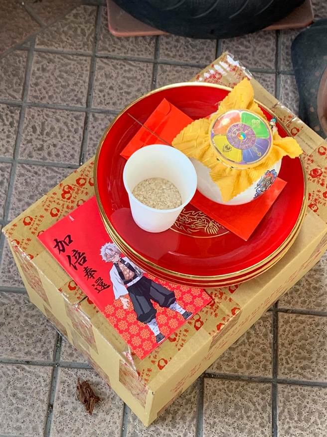 邻居在骑楼进行祭拜仪式。（图／翻摄自灵异公社）