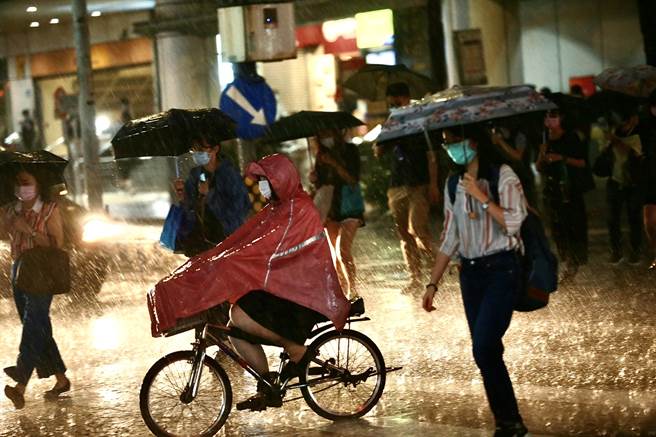 氣象局表示，周六至下周四（31日至8月5日）西南風增強，除南部降雨時間長外，中部的雨勢也較持續，全台整天都有機會出現局部短暫陣雨或雷雨。(陳信翰攝)