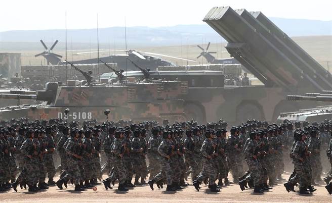 美国专家说，万一解放军攻台，可能出动多达200万部队，规模之大，将超乎想像，图为解放军最大的军事基地内蒙古朱日和训练基地。（新华社）