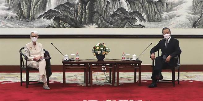 美国副国务卿雪蔓（左）26日在天津与大陆外长王毅（右）会谈。（图／美联社）