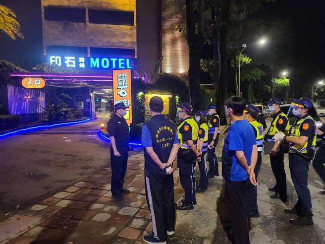北市文山第一警分局因应解封针对辖内汽车旅馆进行扩大临检。（图／警方提供）