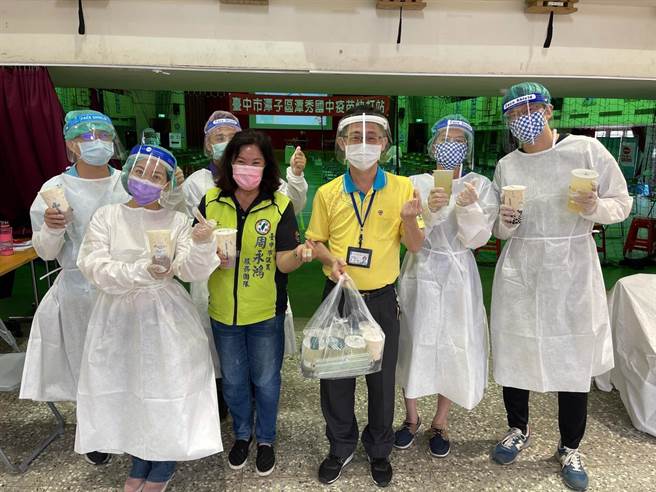 市議員周永鴻昨日贊助潭子三個快打站飲料、咖啡與水蜜桃，讓辛苦的快打站人員，喝了再出發。（市議員周永鴻服務處提供）