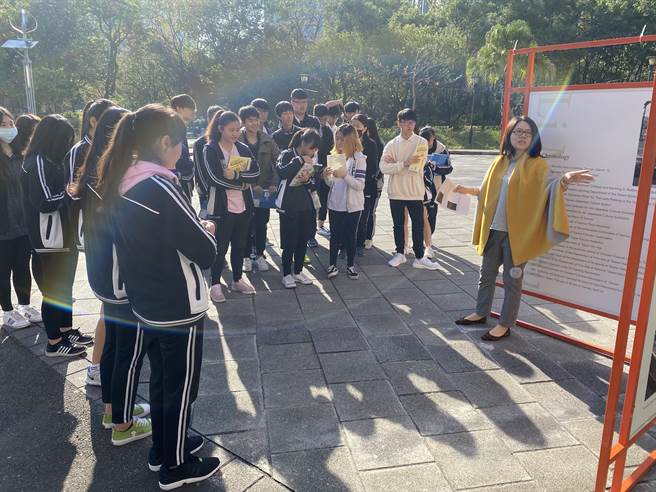 新北市三峡区北大高中与李梅树纪念馆合作推展梅树月巡迴活动，今日起至10月中旬将在校园展出李梅树、郭柏川、陈澄波等画家笔下的40件故乡风景画作，以「户外美术馆」的形式，让师生零距离亲近大师画作。（北大高中提供）