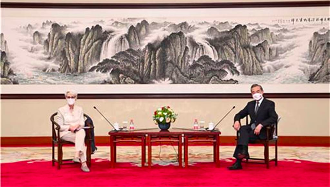 大陸學者解讀解局雪蔓到訪，如何為中美關係把脈開藥。圖為2021年7月26日下午，中國國務委員兼外長王毅在天津會見美國常務副國務卿舍曼。（中國外交部）