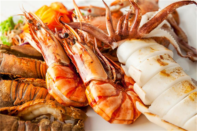 退冰虾子头壳黑掉还能吃吗？专家认证4大绝招 辨识虾子新不新鲜。(示意图/Shutterstock)