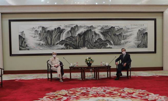 大陆外交部长王毅（右）26日会见美副国务卿雪蔓。(摘自美国务院官网)